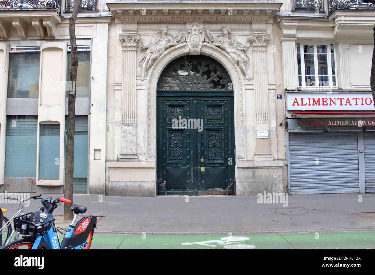 Imposante französische Architektur und großer Eingang und Eingang hier im République-Viertel von Paris Frankreich. Stockfoto