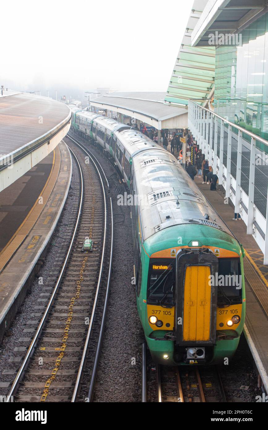 Ein leerer Bahnsteig an einem nebligen Tag Stockfoto