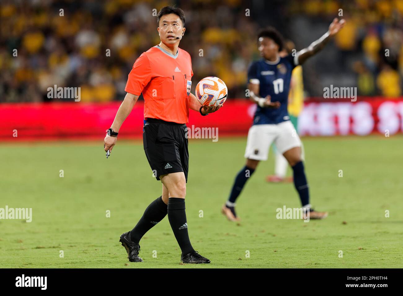 Der Schiedsrichter KIM DAE Yong sieht sich während des Spiels zwischen Australien und Ecuador im CommBank Stadium am 24. März 2023 in Sydney, Australien, an Stockfoto