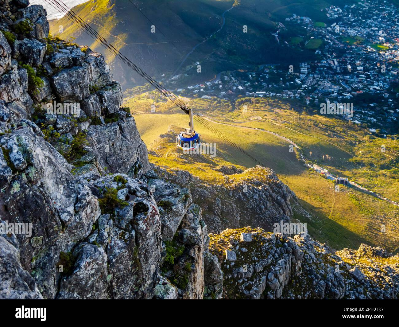 Beeindruckender Blick auf die Seilbahn, die Kapstadt mit dem Gipfel des Tafelbergs in Südafrika verbindet Stockfoto
