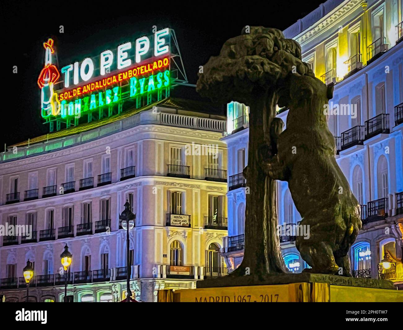 Die Statue des Bären und der Erdbeerbaum wurden im Rahmen der Renovierungsarbeiten an der Puerta del Sol an ihren neuen Standort verlegt. Die berühmte Skulptur wird nun das östliche Ende der neuen Bänke einnehmen, die sich im nördlichen Bogen des Platzes befinden, nur wenige Meter von seinem bisherigen Standort entfernt. Dies ist die dritte Übertragung der von Antonio Navarro entworfenen Skulptur seit ihrer Installation im Januar 1967. Der erste Standort war zwischen der Calle Alcalá und der Carrera de San Jerónimo. Später, im Jahr 1986, wurde es an den Anfang der Calle del Carmen verlegt und im Jahr 2009 kehrte es zu seiner ursprünglichen Lage zurück Stockfoto