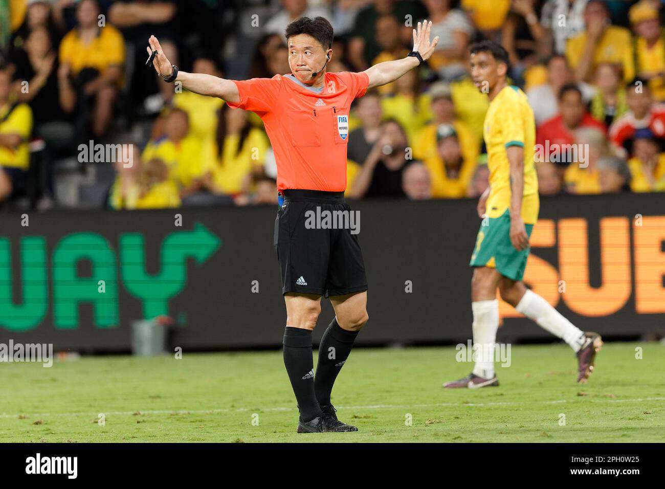 Schiedsrichter, Kim DAE Yong stoppt das Spiel während des Spiels zwischen Australien und Ecuador im CommBank Stadium am 24. März 2023 in Sydney, Australien Stockfoto