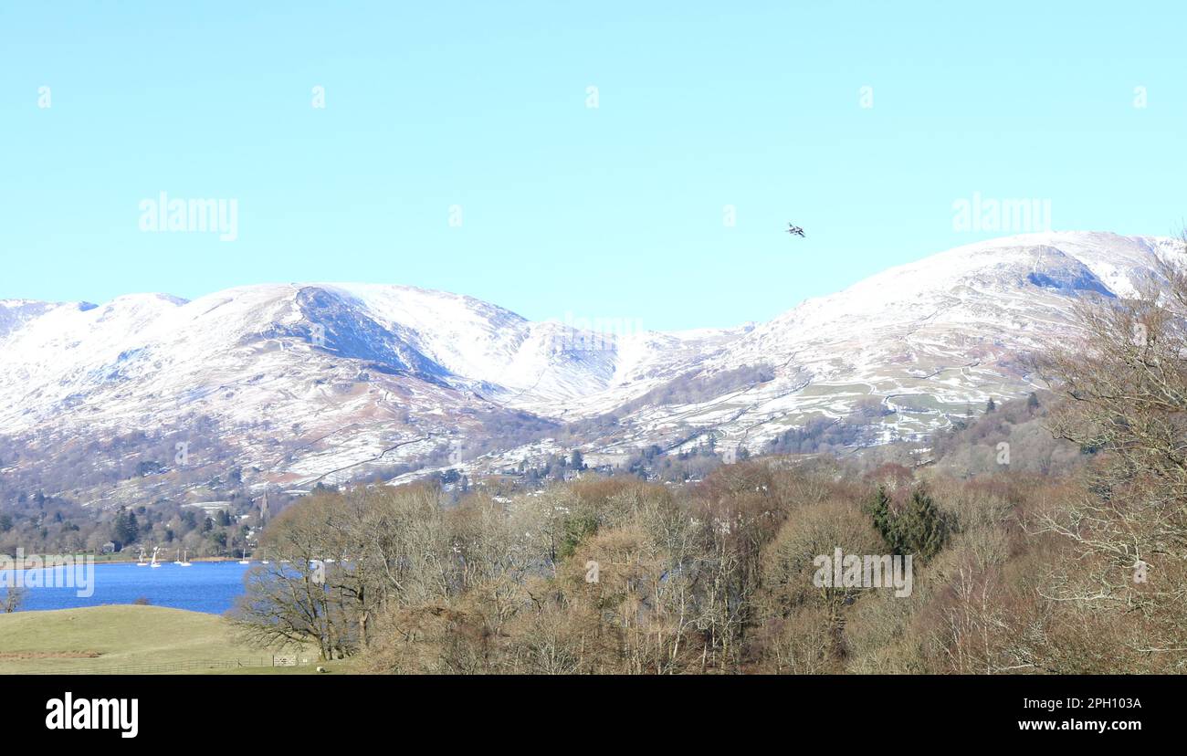 RAF im Training. Ein wolkenloser Wintertag mit Schnee in den Cumbrian Mountains bietet der RAF perfekte Bedingungen für die Ausbildung von Piloten. Stockfoto