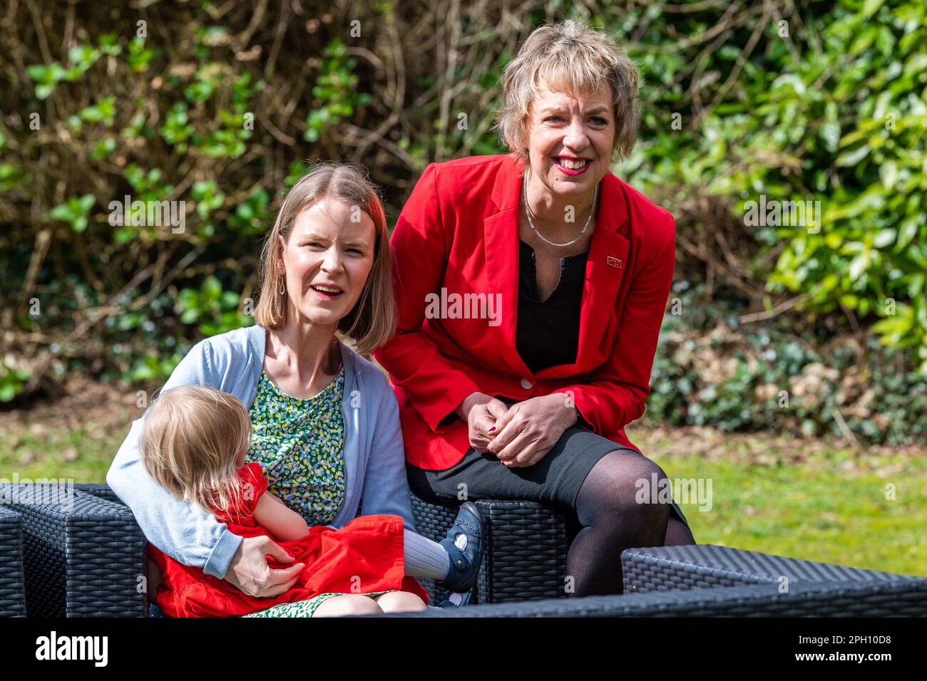 Cork, Irland. 25. März 2023. Die 72. labour-Party-Konferenz findet heute im Silver Springs Hotel in Cork statt. Labour-Führer Ivana Bacik spricht mit der 18 Monate alten Naomi Power und ihrer Mutter Lorraine Mulligan, der ehemaligen Vorsitzenden der Labour Party National. Kredit: AG News/Alamy Live News Stockfoto