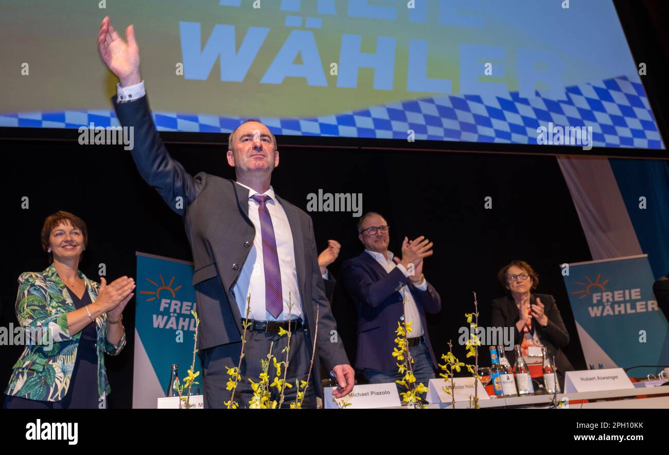 Augsburg, Deutschland. 25. März 2023. Auf der Versammlung der Staatsmitglieder und der Parteikonferenz der freien Wähler im Kongress am Park akzeptiert der bayerische Wirtschaftsminister Hubert Aiwanger den ständigen Beifall der Versammlung. Es geht unter anderem um die Wahl des Parteiführers Hubert Aiwanger zum Kandidaten für die Bundesstaatwahl und die Lösung des Wahlprogramms. Kredit: Stefan Puchner/dpa/Alamy Live News Stockfoto