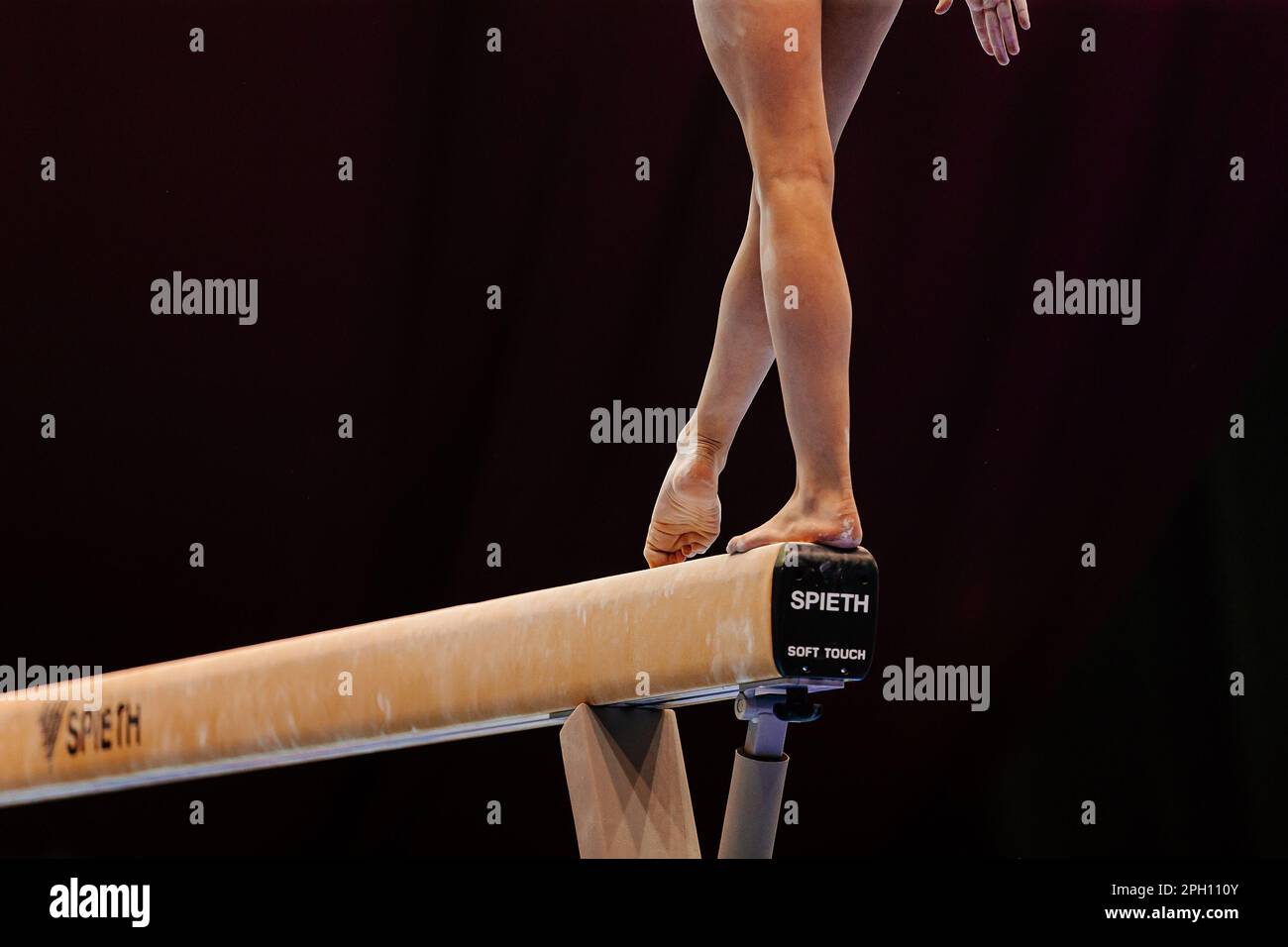 Beine weibliche Turnerin, die trainiert Balance Beam Spieth Modell Soft Touch, Sommersportspiele Stockfoto