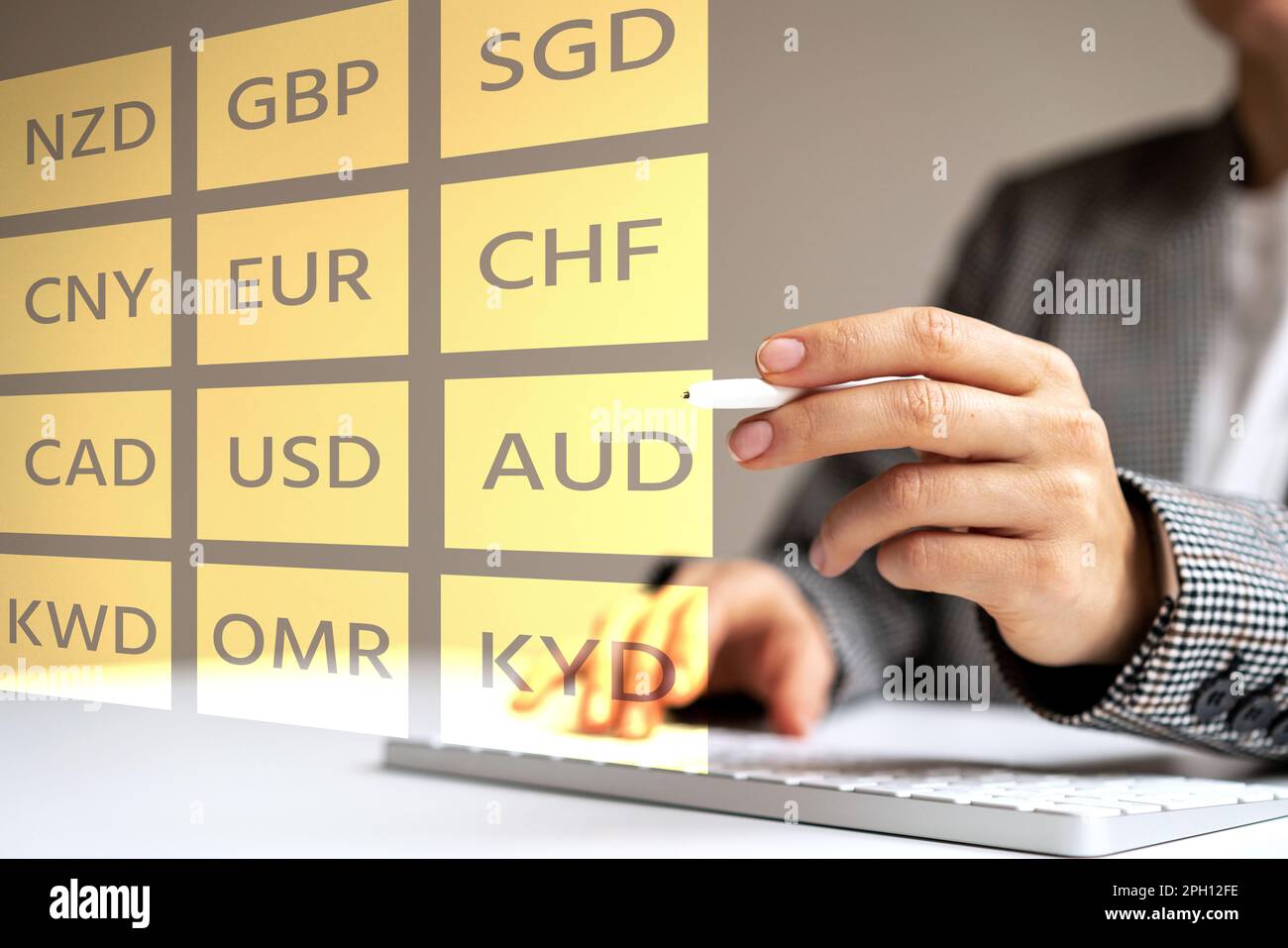 Weibliche Geschäftsleute und Symboltabelle für Fremdwährungen, Devisenmärkte und Finanzinvestitionen. Stockfoto