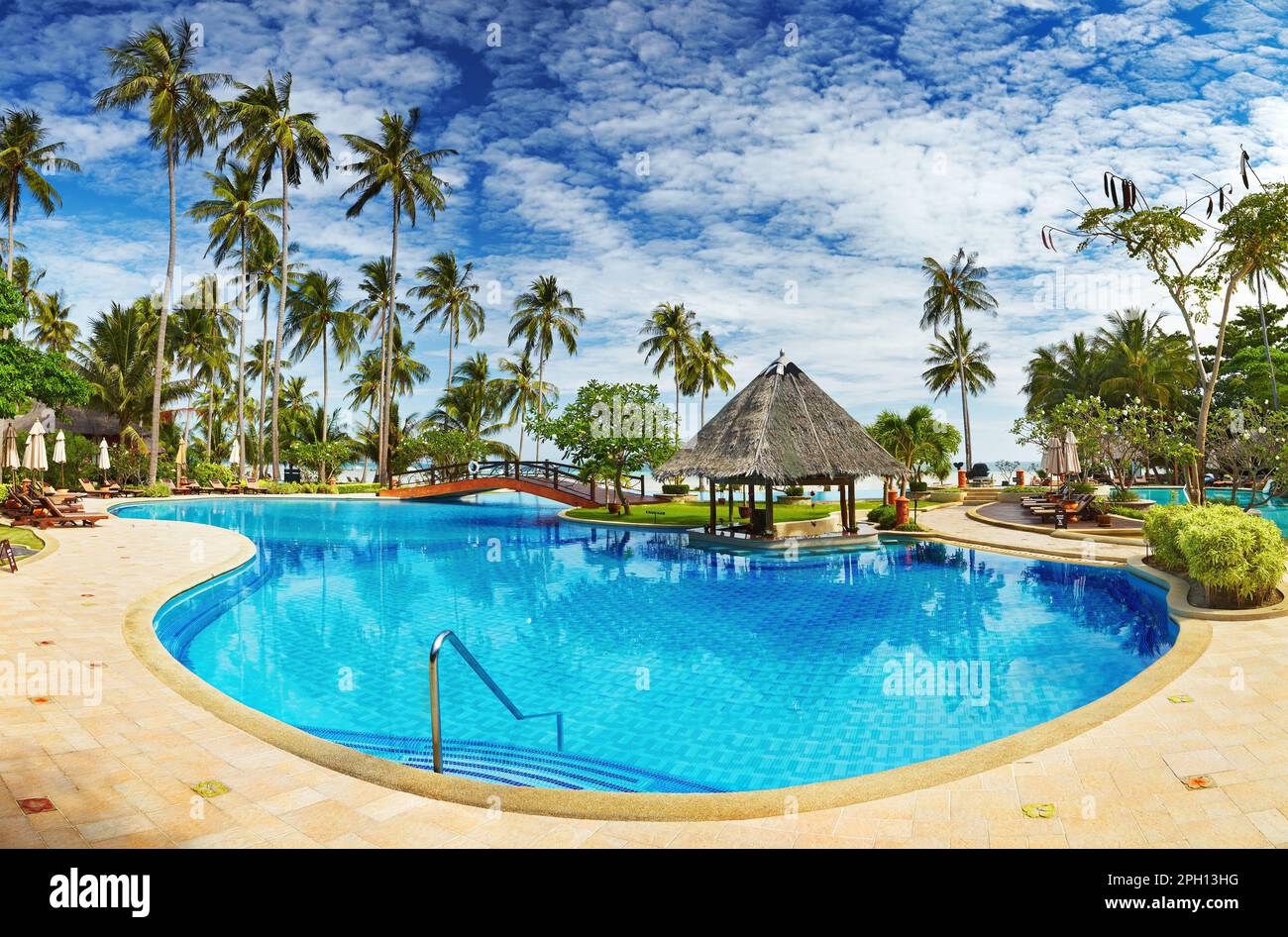 Freizeitbereich mit Schwimmbad am tropischen Strand Stockfoto