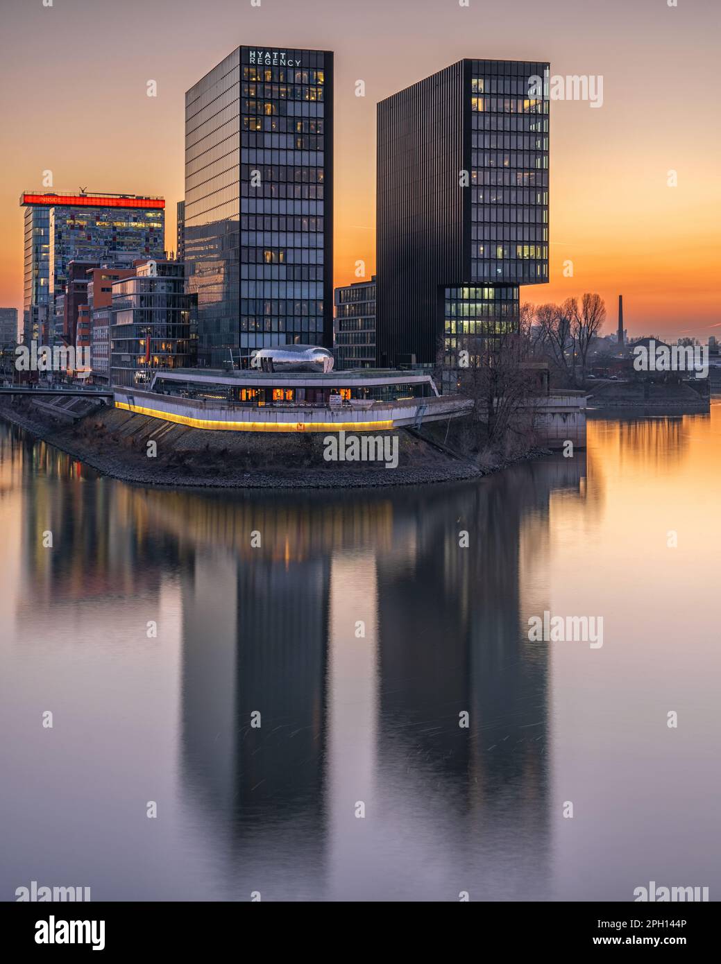 DÜSSELDORF - 14. FEBRUAR 2023: Panoramabild moderner Gebäude im Medienhafen Düsseldorf am 14. Februar 2023 in Deutschland und Europa Stockfoto