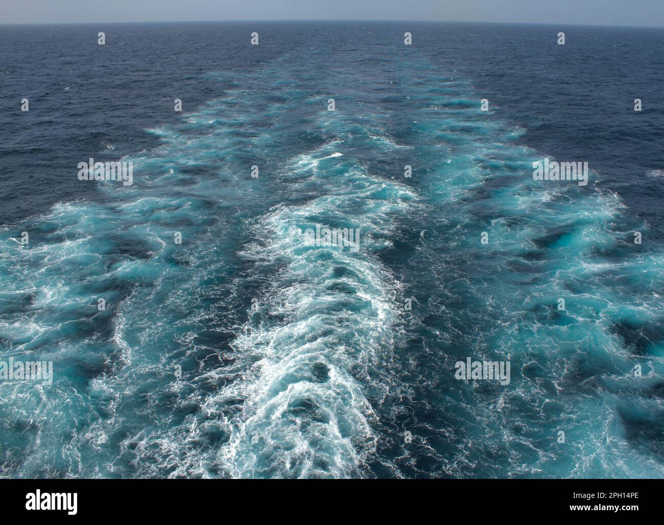 Blick vom Heck eines Handelsschiffs auf das Meer mit klarem Blick auf die Wellen von der Propellerwäsche Stockfoto