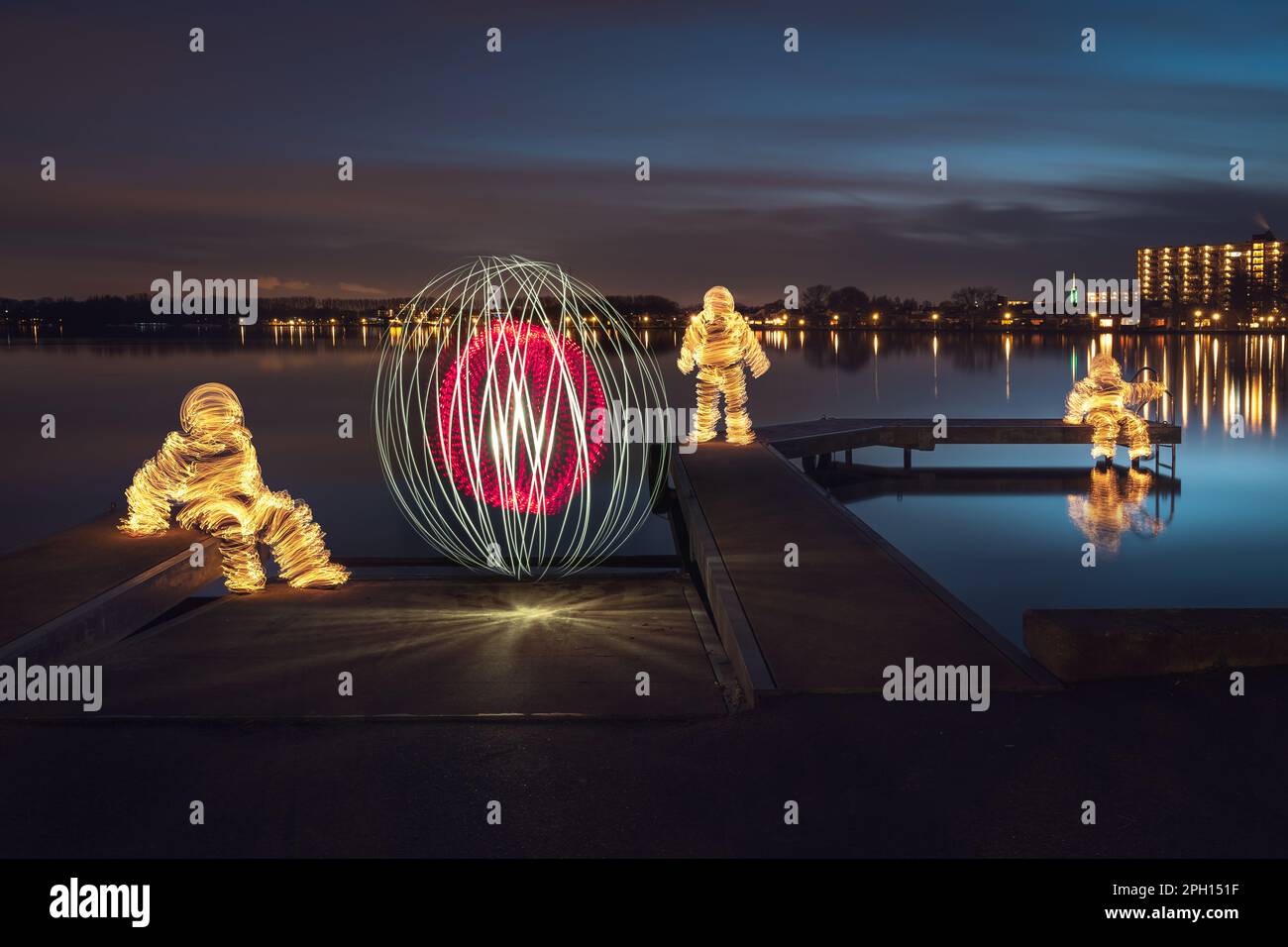 Lichtbildfotografie; Kugel und Figuren auf einer Steigleitung im Wasser Stockfoto