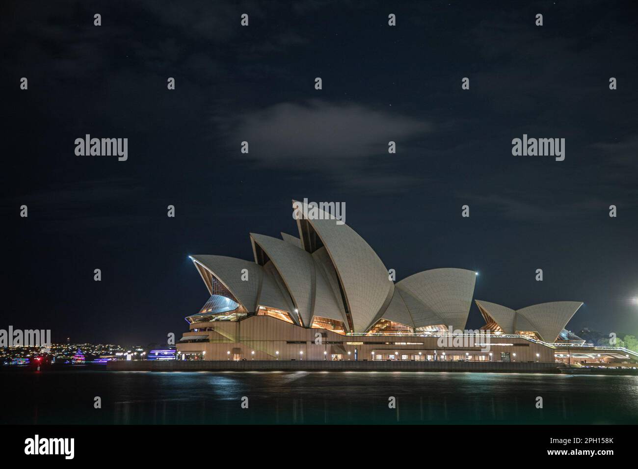 Sydney, Australien. 25. März 2023. Das Opernhaus von Sydney wird während der Earth Hour in Sydney, Australien, am 25. März 2023 dunkel. Australiens Wahrzeichen, darunter das Opernhaus von Sydney und die Hafenbrücke von Sydney, wurden am Samstagabend für eine Stunde dunkel als Teil einer globalen Bewegung, um das Bewusstsein für Klimawandel und Naturverlust zu schärfen. Earth Hour 2023 soll das Bewusstsein für die Bedeutung von Bäumen und Natur für die Tierwelt, Gemeinden und das geistige und körperliche Wohlbefinden der Menschen schärfen. Kredit: Hu Jingchen/Xinhua/Alamy Live News Stockfoto