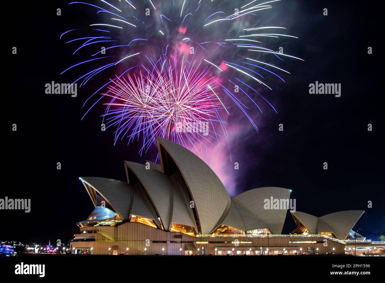 Sydney, Australien. 25. März 2023. Das Opernhaus von Sydney wird während der Earth Hour in Sydney, Australien, am 25. März 2023 dunkel. Australiens Wahrzeichen, darunter das Opernhaus von Sydney und die Hafenbrücke von Sydney, wurden am Samstagabend für eine Stunde dunkel als Teil einer globalen Bewegung, um das Bewusstsein für Klimawandel und Naturverlust zu schärfen. Earth Hour 2023 soll das Bewusstsein für die Bedeutung von Bäumen und Natur für die Tierwelt, Gemeinden und das geistige und körperliche Wohlbefinden der Menschen schärfen. Kredit: Hu Jingchen/Xinhua/Alamy Live News Stockfoto
