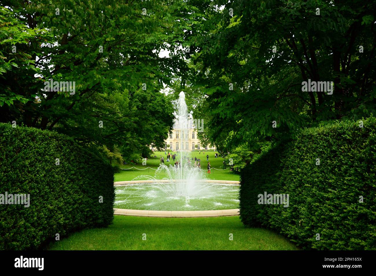 Paris, Frankreich - Mai 31. 2014 : der Garten des Elysée-Palastes, die offizielle Residenz des Präsidenten der Französischen Republik. Konzentrieren Sie sich auf den Brunnen Stockfoto