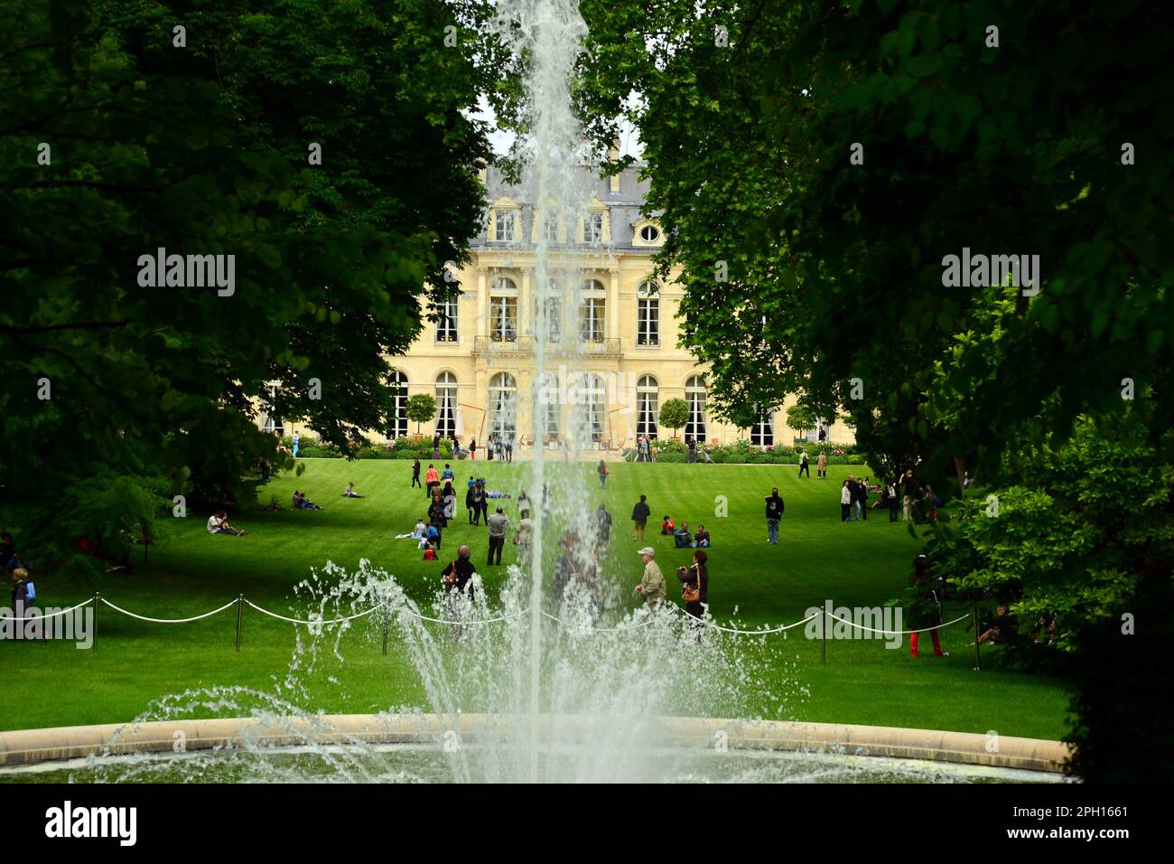 Paris, Frankreich - Mai 31. 2014 : der Garten des Elysée-Palastes, die offizielle Residenz des Präsidenten der Französischen Republik. Konzentrieren Sie sich auf den Brunnen Stockfoto