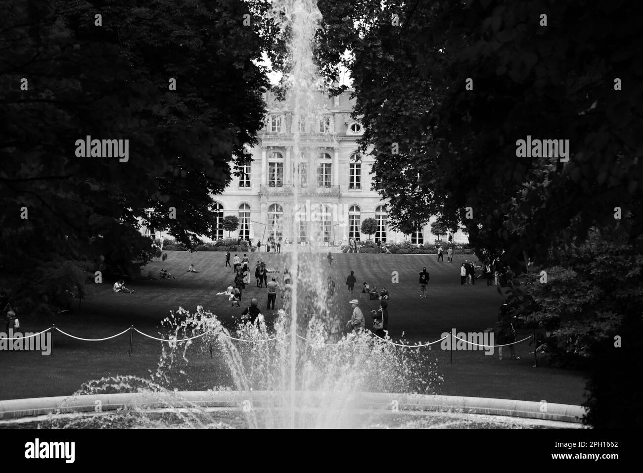 Paris, Frankreich - Mai 31. 2014 : der Garten des Elysée-Palastes, die offizielle Residenz des Präsidenten der Französischen Republik. Konzentrieren Sie sich auf den Brunnen Stockfoto