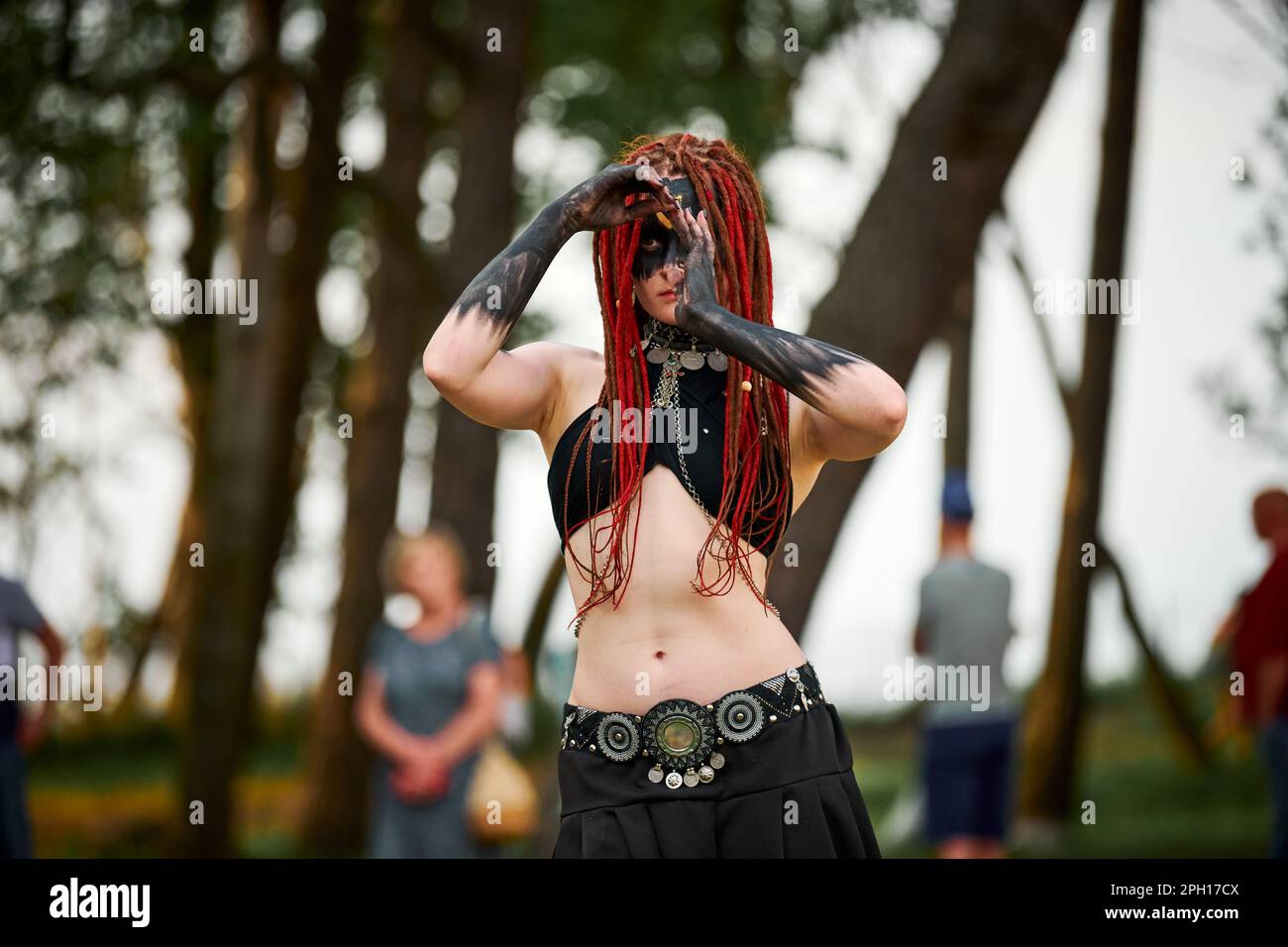 Mythologisches Tanzmädchen Faun auf grünem Rasen im öffentlichen Park Kunstveranstaltung im Freien mit mythologischer Atmosphäre. Ein Mädchen im Bild einer mythischen Kreatur Stockfoto