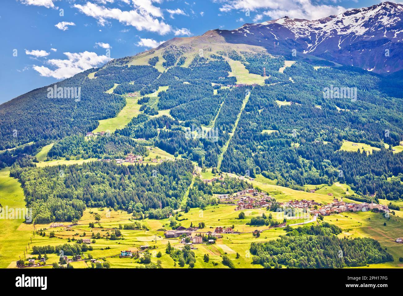 Stadt Bormio und Berg Monte Vallecetta in den Dolomiten, Provinz Sondrio, Lombardei, Italien Stockfoto