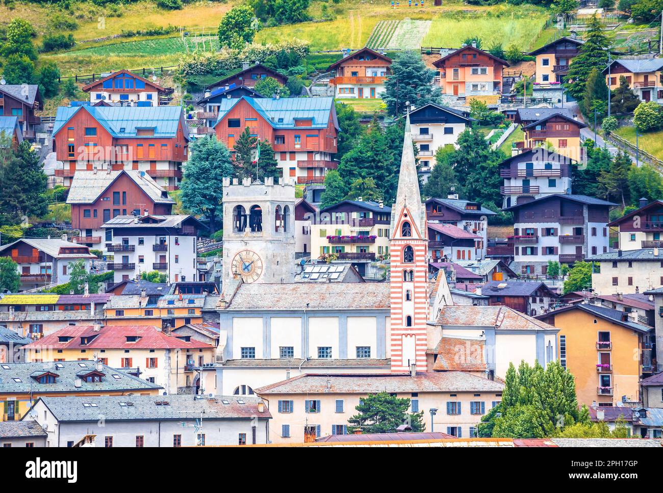 Stadt Bormio in den Dolomiten, Blick auf die Alpen, Provinz Sondrio, Lombardei, Italien Stockfoto