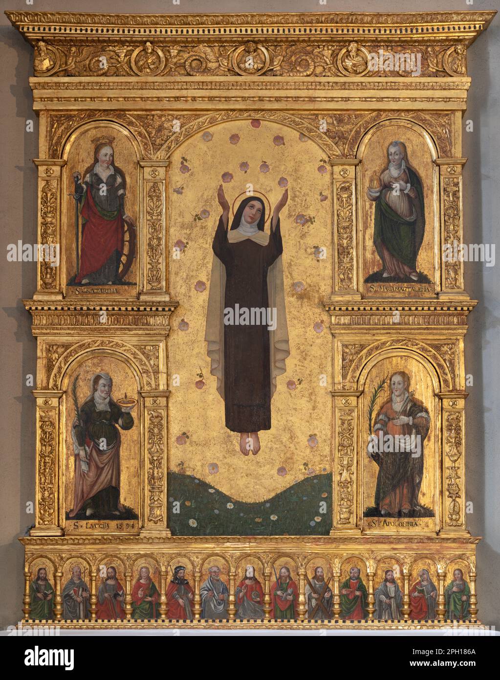 VARENNA, ITALIEN - 20. JULI 2022: Der Altar im Renaissance-Stil in der Kirche Chiesa di San Giorgio von einem unbekannten Künstler. Stockfoto