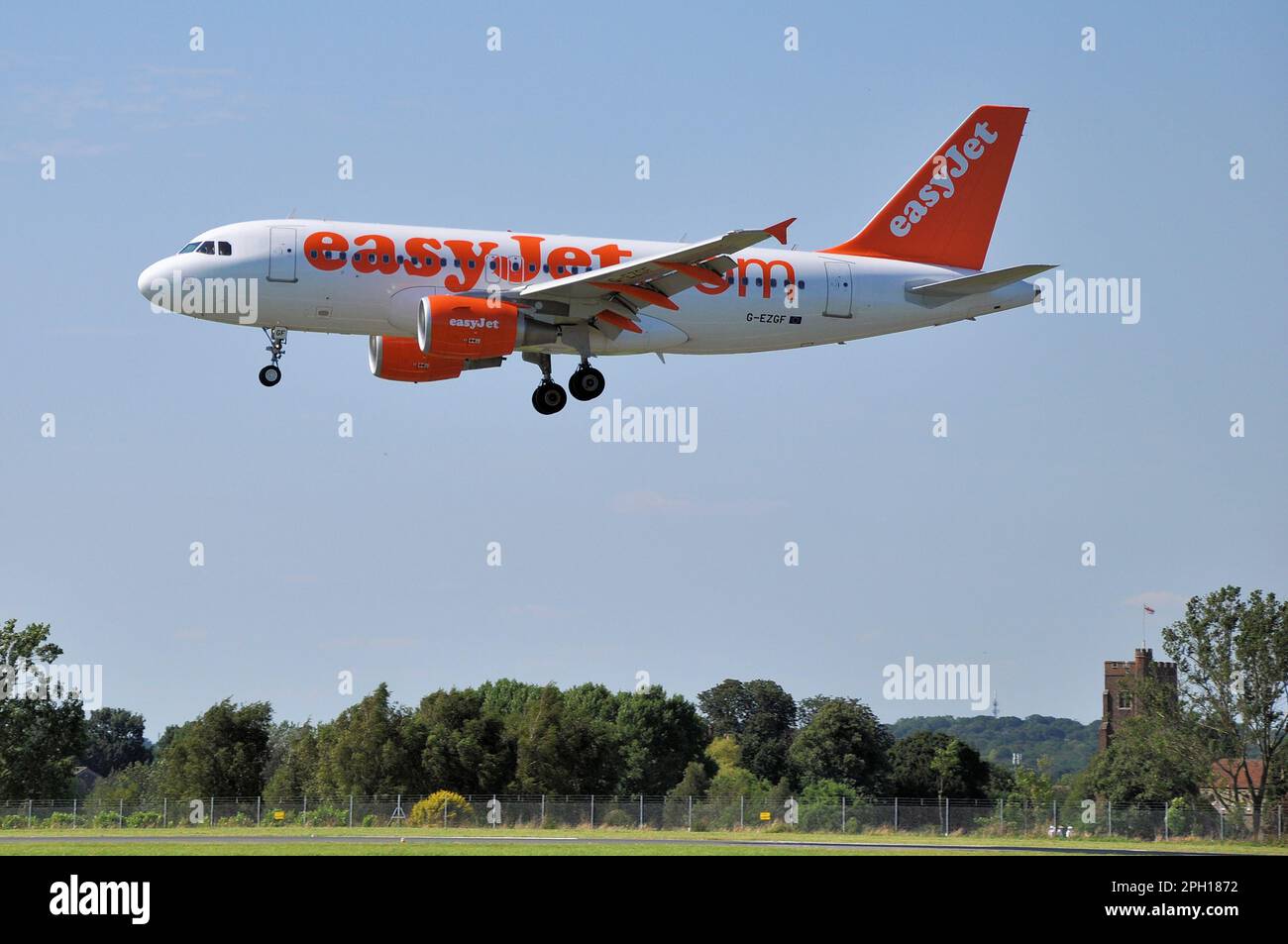 EasyJet Airbus A319 Flugzeug Düsenflugzeug G-EZGF auf dem Finale zur Landung am Flughafen London Southend kurz nachdem easyJet den Flughafen als Basis genutzt hat Stockfoto