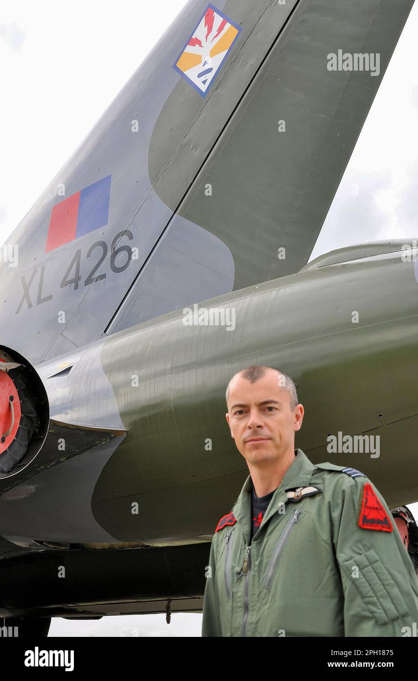 SQN LDR Chris Ball unter dem 617-Staffelabzeichen auf der Avro Vulcan XL426 am Flughafen London Southend. 617 Quadratmeter großer Tornado-Pilot mit Führungen in Afghanistan Stockfoto