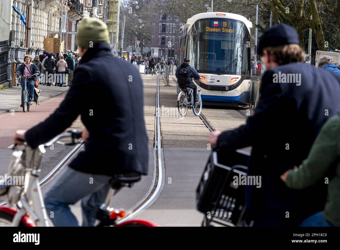 AMSTERDAM - Tram 19 im Zentrum von Amsterdam. Die öffentlichen Verkehrsmittel in der Hauptstadt werden überholt, weil die Anzahl der Reisenden aufgrund der Corona-Krise zurückgegangen ist. ANP EVERT ELZINGA niederlande raus - belgien raus Stockfoto