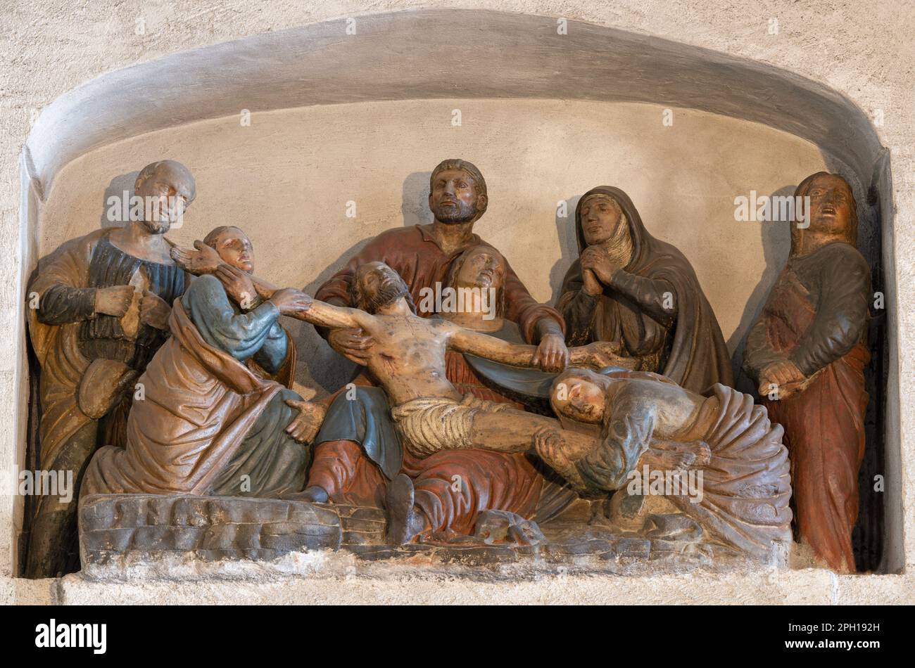 VARENNA, ITALIEN - 20. JULI 2022: Die Skulpturengruppe der Deposition in der Kirche Chiesa di San Giorgio von 16. Cent. Stockfoto