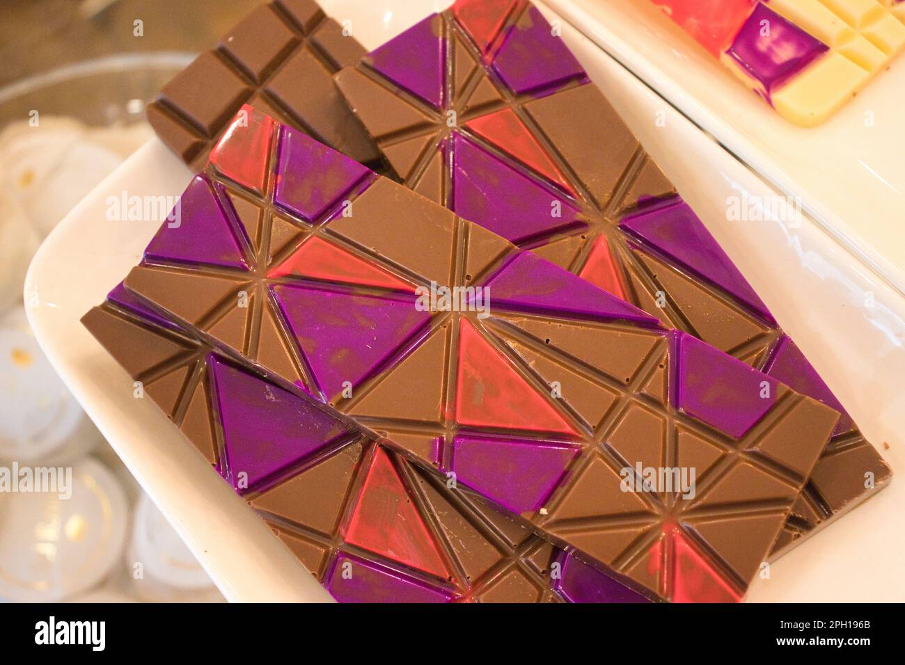Handgefertigte, handbemalte Schokoriegel Stockfoto