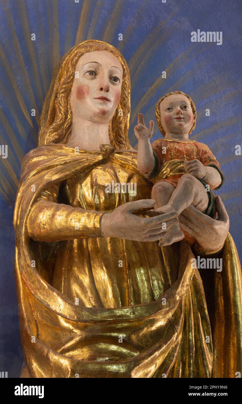 VARENNA, ITALIEN - 20. JULI 2022: Die geschnitzte polychrome Statue von Madonna in der Kirche Chiesa di Santa Maria delle Grazie von einem unbekannten Künstler aus dem Jahr 16. Cent Stockfoto