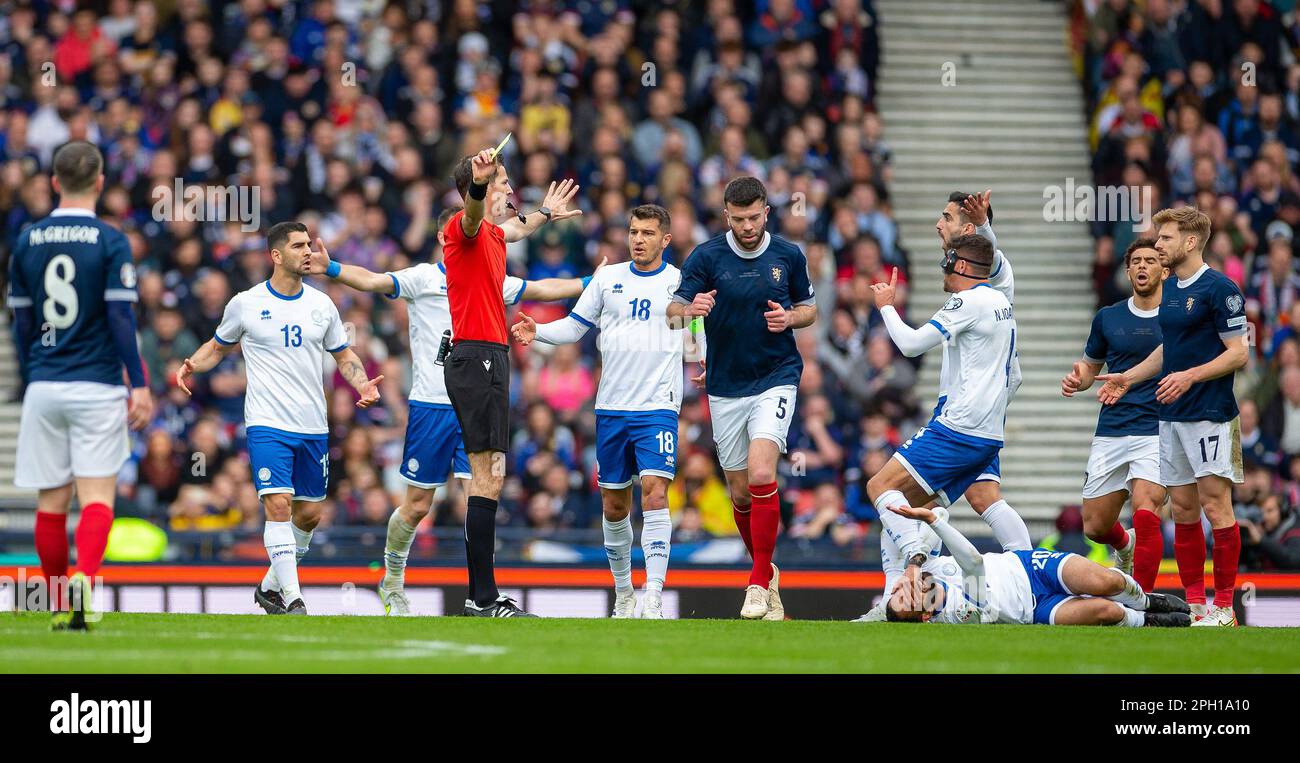 Glasgow, Schottland, Großbritannien. Glasgow, Großbritannien. 25. März 2023. 25. März 2023; Hampden Park, Glasgow, Schottland: Euro 2024 Qualifier Football, Schottland gegen Zypern; Schiedsrichter Duje Strukan von Kroatien gelbe Karten Stuart Armstrong von Schottland für seine Herausforderung an Grigoris Kastanos von Zypern als Zypernspieler Protest Kredit: Action Plus Sports Images/Alamy Live News Kredit: Action Plus Sportbilder/Alamy Live News Stockfoto