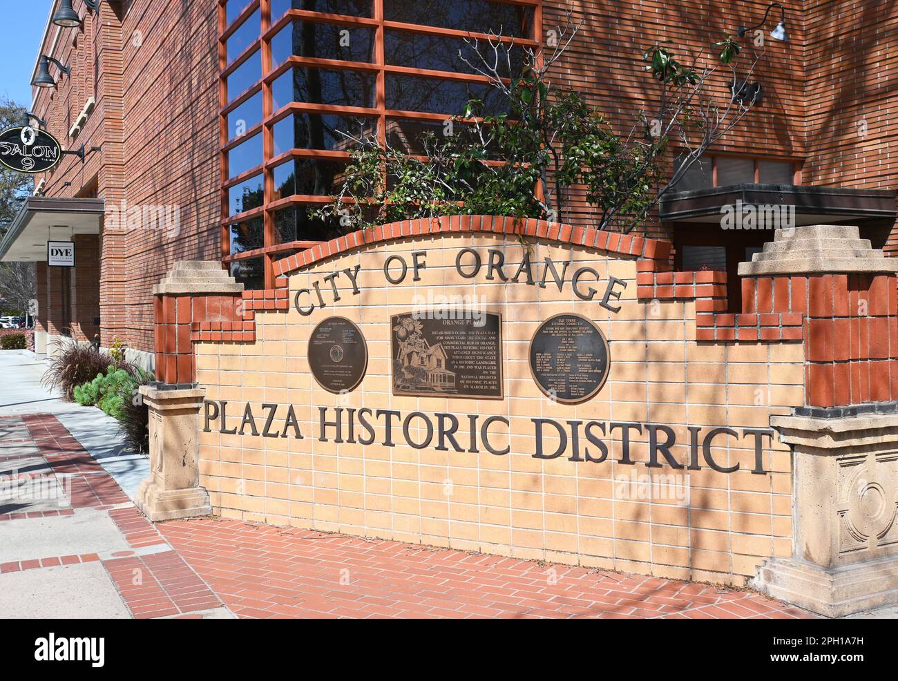 ORANGE, KALIFORNIEN - 24. MÄRZ 2023: Schild für das historische Viertel der Stadt Orange Plaza. Stockfoto