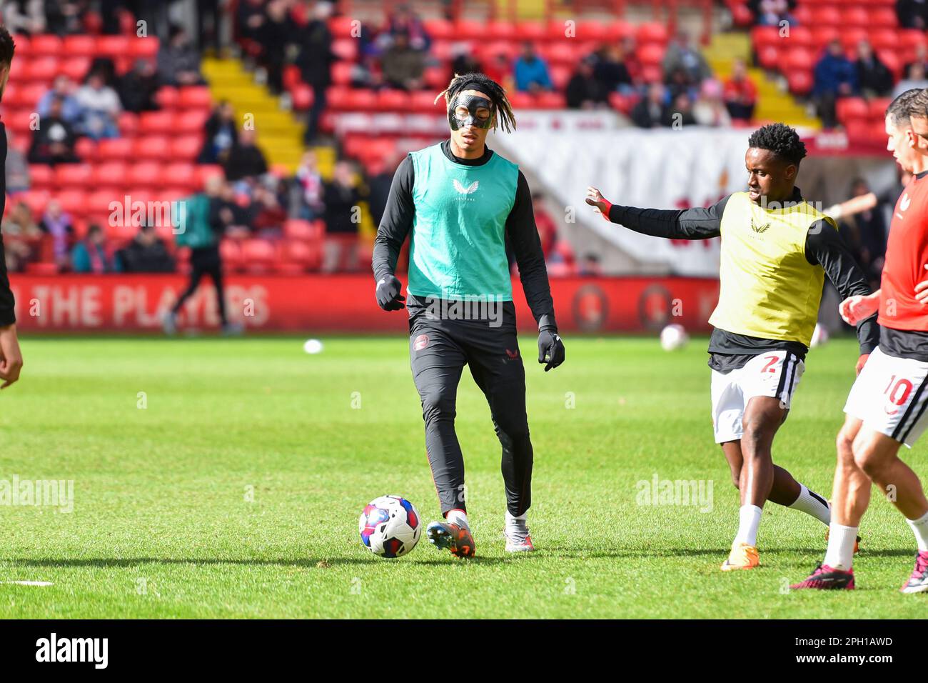 London am Samstag, den 25. März 2023. Sean Clare aus Charlton wärmt sich vor dem Sky Bet League 1-Spiel zwischen Charlton Athletic und Wycombe Wanderers im The Valley, London, am Samstag, den 25. März 2023 auf. (Foto: Ivan Yordanov | MI News) Guthaben: MI News & Sport /Alamy Live News Stockfoto