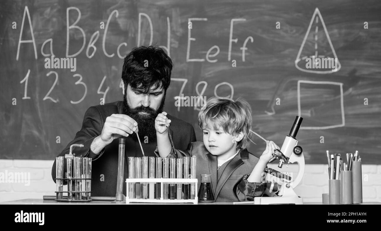 Fantasie wird zu Innovation. Zurück zur Schule. Schüler Wissenschaftler Studium der Wissenschaft. Vater und Sohn in der Schule. Lehrer Mann mit kleinen Jungen. Wenig Stockfoto