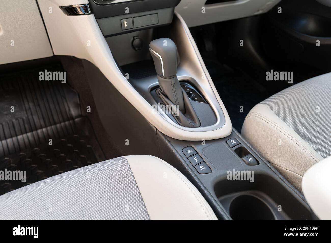 Automatikgetriebe und EV-Bedienelemente in einem Hybridfahrzeug mit neuer Technologie. Eine elektronische Handbremse und eine Taste zum Halten sind zu sehen. Stockfoto