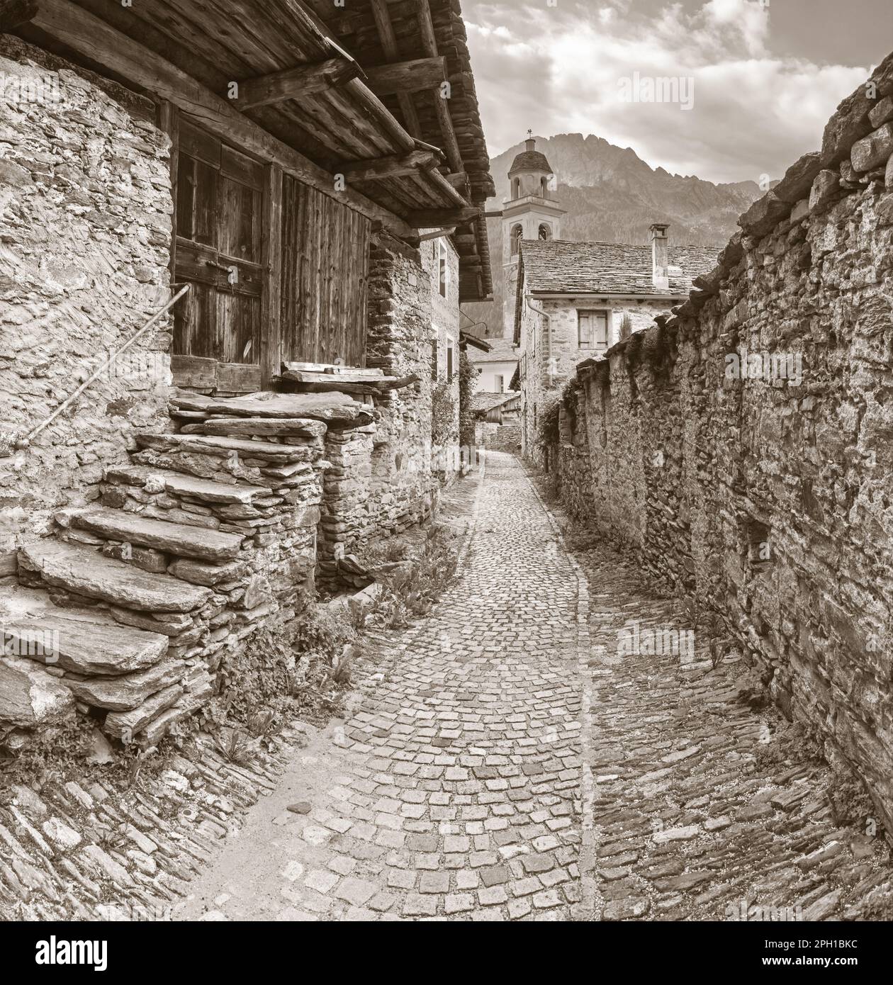Die ländliche Architektur des Dorfes Soglio in der Dämmerung in der Bregaglia Range - Schweiz. Stockfoto