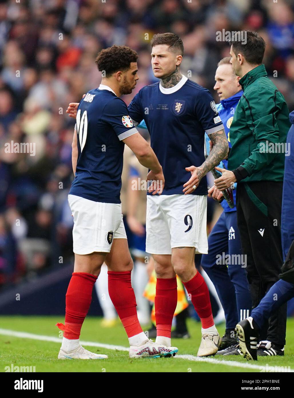 Schottlands Che Adams (links) wird während des Qualifikationsspiels der UEFA Euro 2024 Group A im Hampden Park, Glasgow, durch den Teamkollegen Lyndon Dykes ersetzt. Foto: Samstag, 25. März 2023. Stockfoto