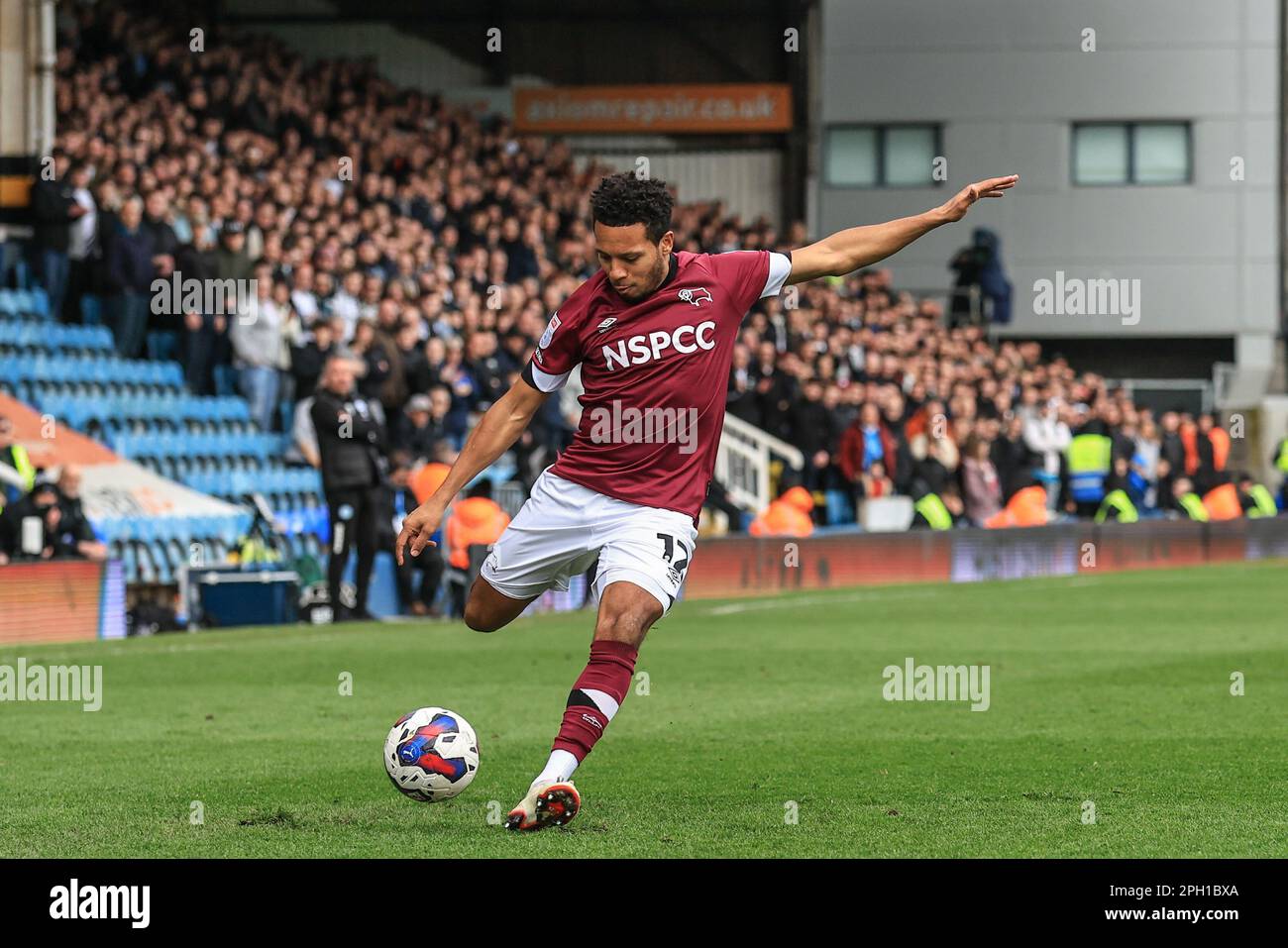 Peterborough, Großbritannien. 25. März 2023. Korey Smith #12 aus Derby County kreuzt den Ball während des Sky Bet League 1-Spiels Peterborough vs Derby County im Weston Homes Stadium, Peterborough, Großbritannien, 25. März 2023 (Foto von Mark Cosgrove/News Images) in Peterborough, Großbritannien, am 3./25. März 2023. (Foto: Mark Cosgrove/News Images/Sipa USA) Guthaben: SIPA USA/Alamy Live News Stockfoto