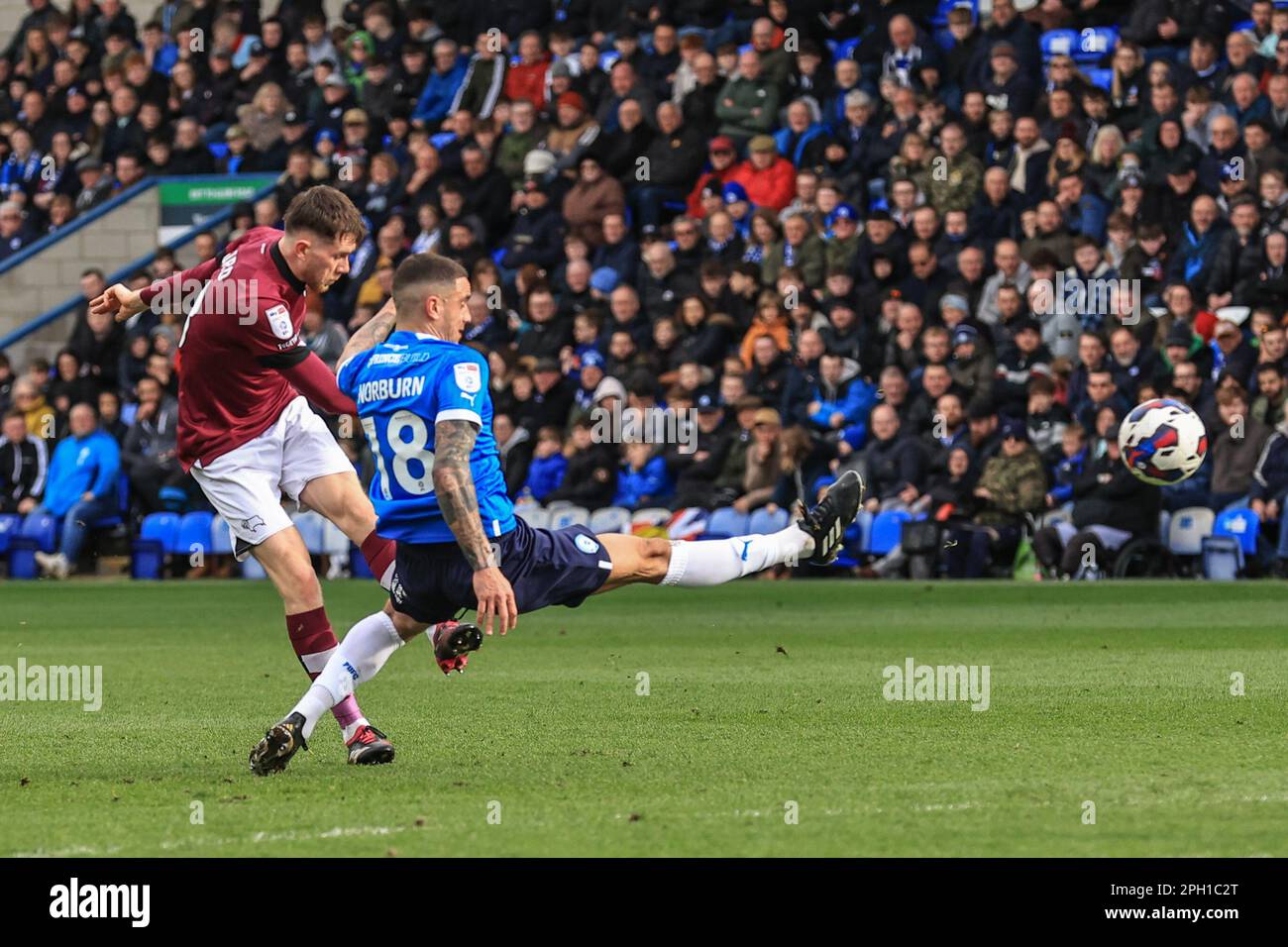 Peterborough, Großbritannien. 25. März 2023. Max Bird #8 von Derby County schießt beim Sky Bet League 1-Spiel Peterborough gegen Derby County im Weston Homes Stadium, Peterborough, Großbritannien, 25. März 2023 (Foto von Mark Cosgrove/News Images) in Peterborough, Großbritannien, am 3./25. März 2023 ein Tor. (Foto: Mark Cosgrove/News Images/Sipa USA) Guthaben: SIPA USA/Alamy Live News Stockfoto