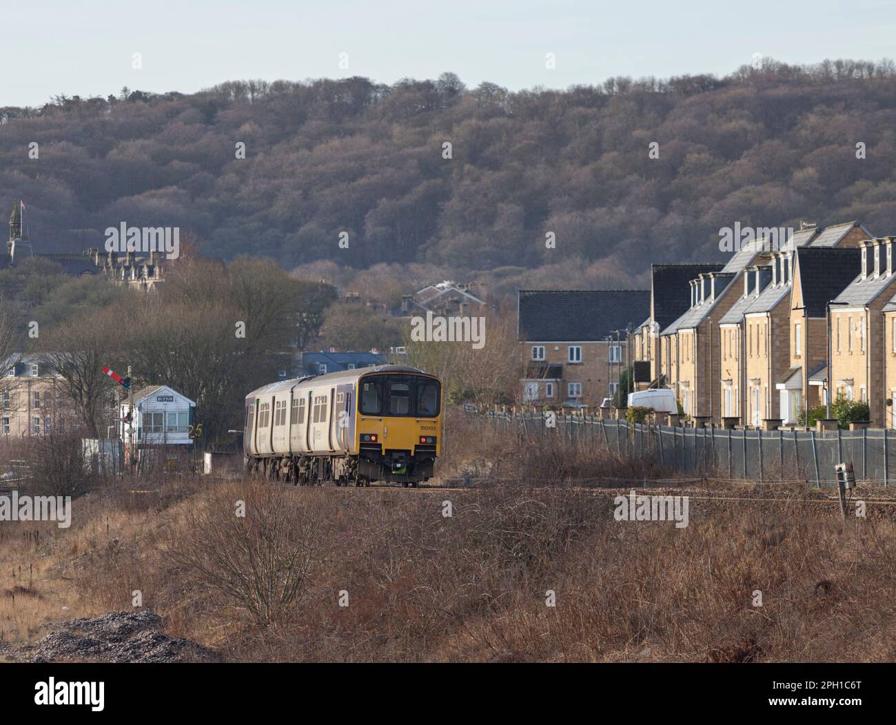 Northern Rail Klasse 150 Dieselzug 150102 Ankunft in Buxton, Derbyshire mit einem lokalen Stoppzug Stockfoto