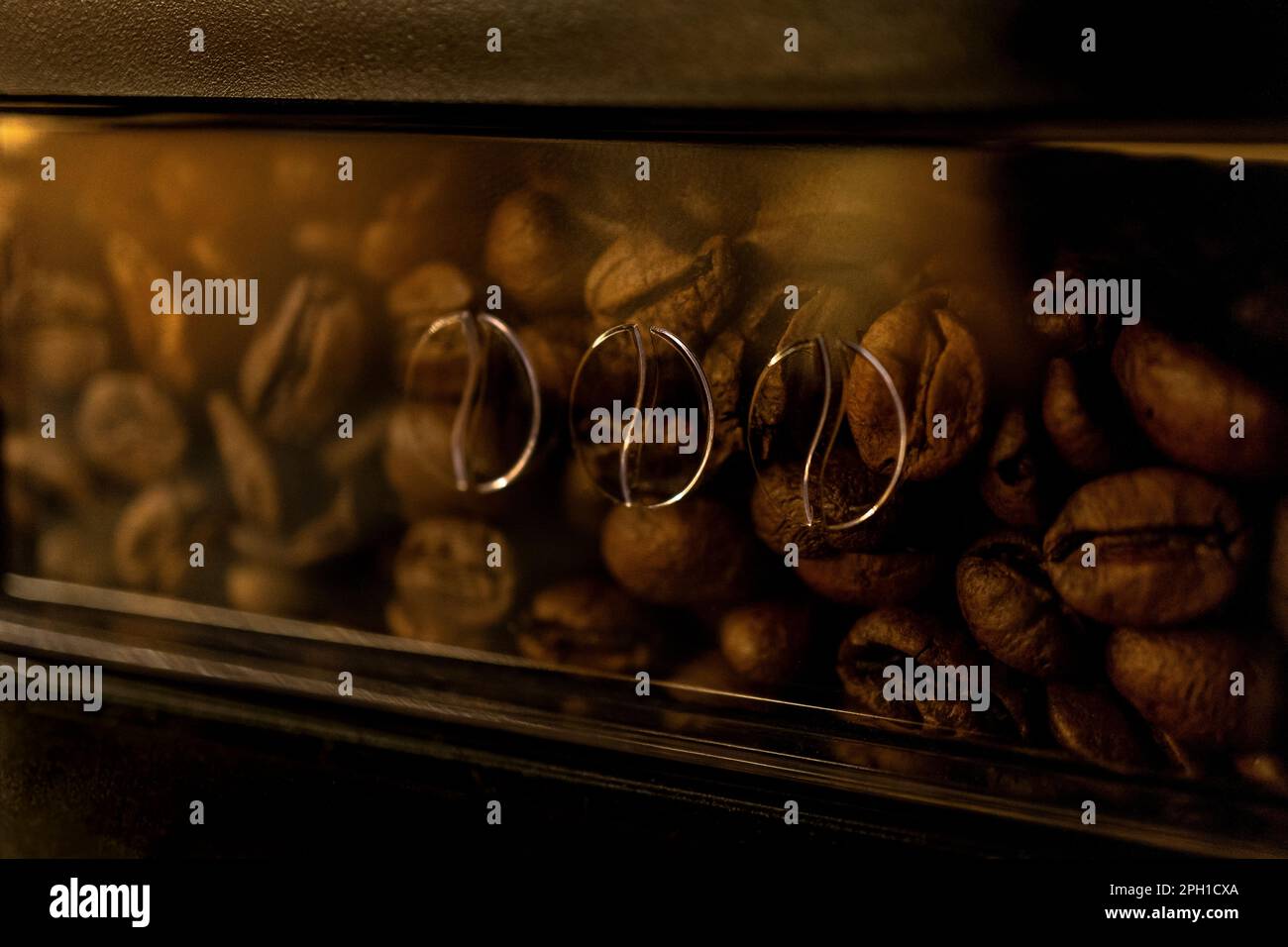 Aromatischer Hintergrund gerösteter Kaffeebohnen. Kann für andere verschiedene Projekte als Hintergrund oder für soziale Medien verwendet werden Stockfoto