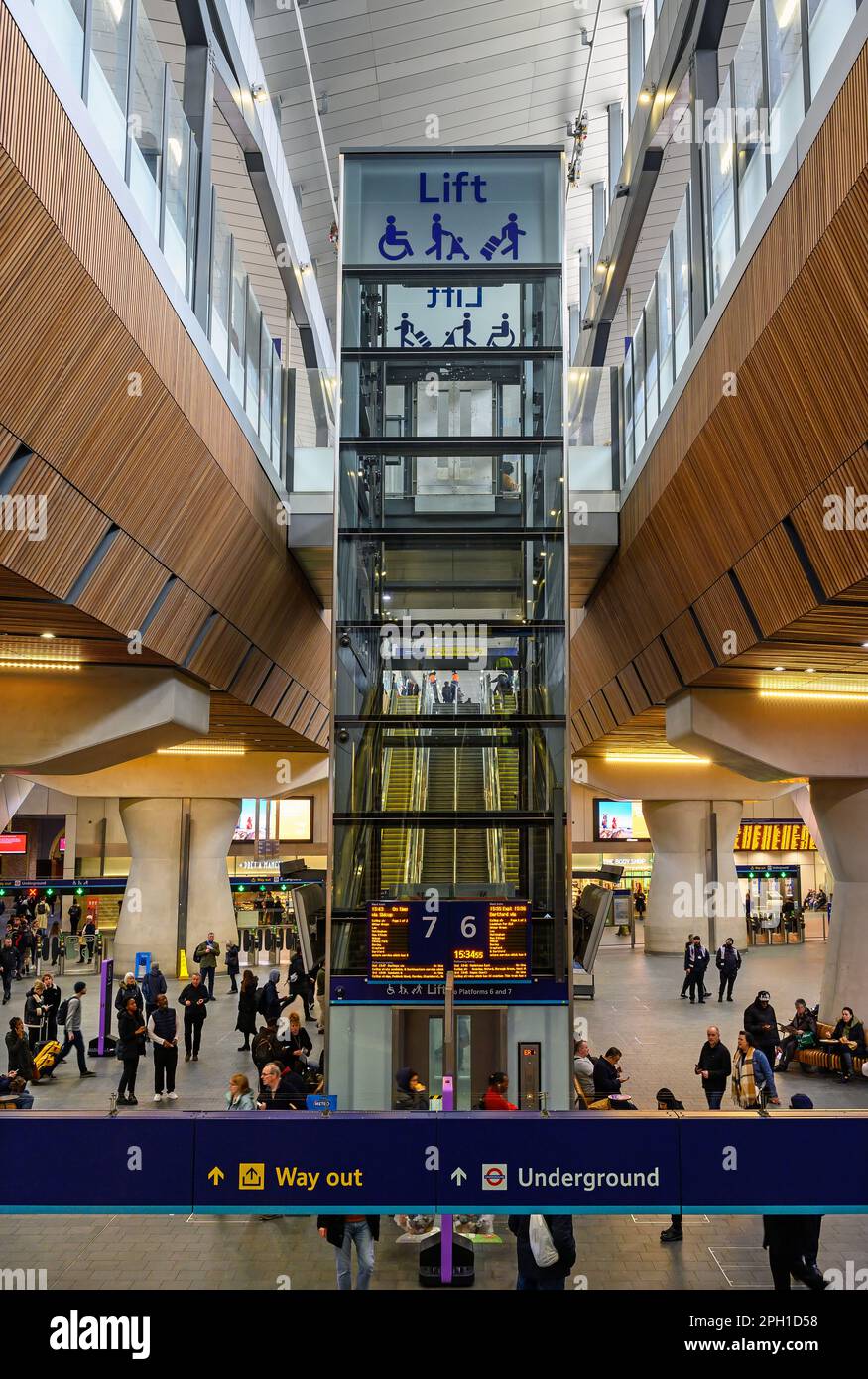 London, Vereinigtes Königreich: Personen im Bahnhof London Bridge. Bahnhofshalle mit Fahrstuhl zu den Bahnsteigen. Verkehrsknotenpunkt im Großraum London. Stockfoto