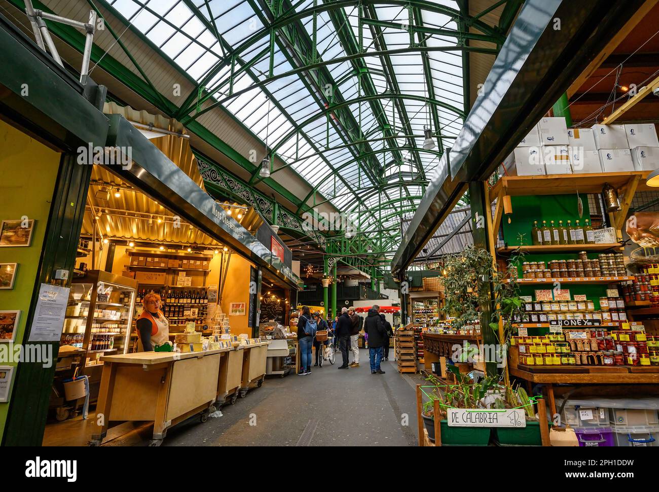 London, Vereinigtes Königreich: Verkaufsstände im Borough Market. Dieser berühmte und historische Lebensmittelmarkt ist an diesem Standort seit 1756 im Handel. Stockfoto