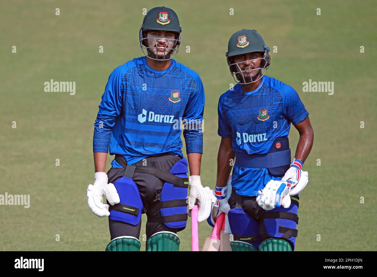 New Face Rishad Hossain (L) und Jakir Ali (R) als Bangladesch T20I Cricket Team nimmt an Übungen im Zahur Ahmed Chowdhury Stadium, Sagorika, Chattogram, Teil. Stockfoto