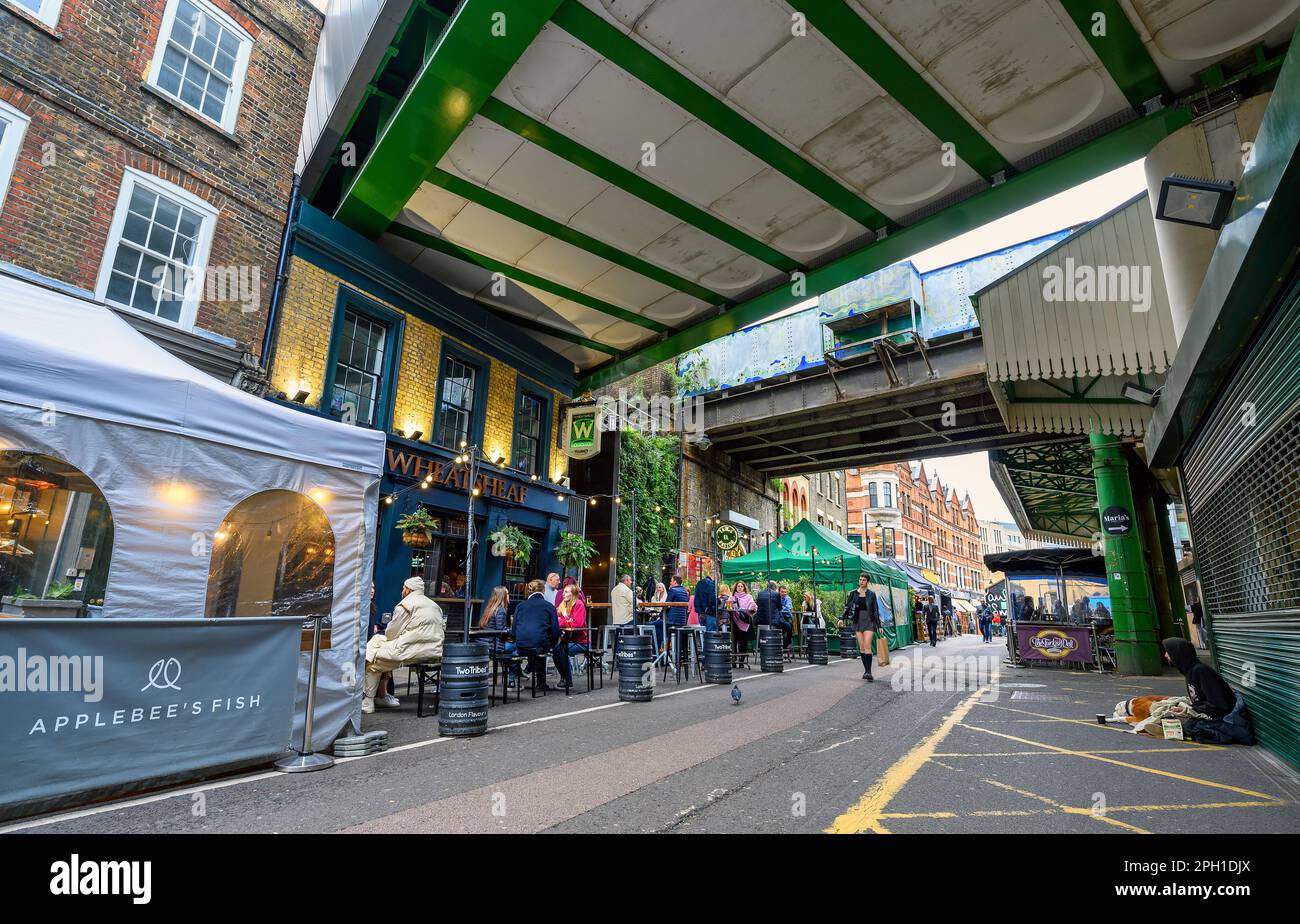 London, Großbritannien: Stoney Street neben Borough Market mit Eisenbahnbrücken darüber. Diese Straße in der Nähe der London Bridge hat viele Pubs und Restaurants. Stockfoto