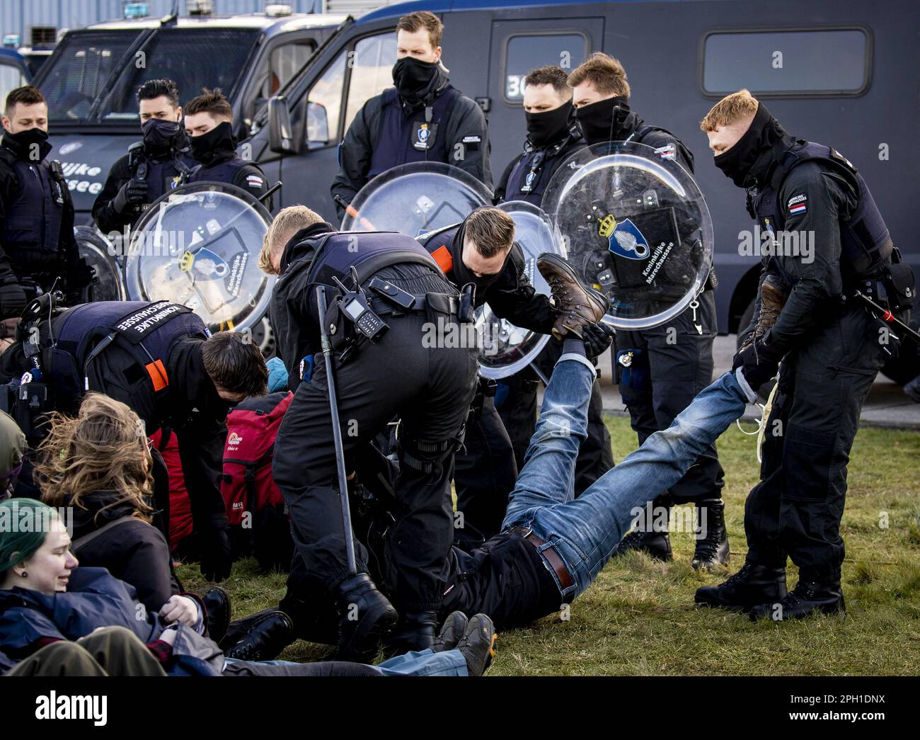 EINDHOVEN - Ein Klimaaktivist aus der Ausrottung Rebellion wird während einer Aktion am Flughafen Eindhoven verhaftet. Die Aktivisten sind sehr besorgt über den Schaden, den der Luftverkehr dem Klima verursacht. ANP SEM VAN DER WAL niederlande raus - belgien raus Stockfoto