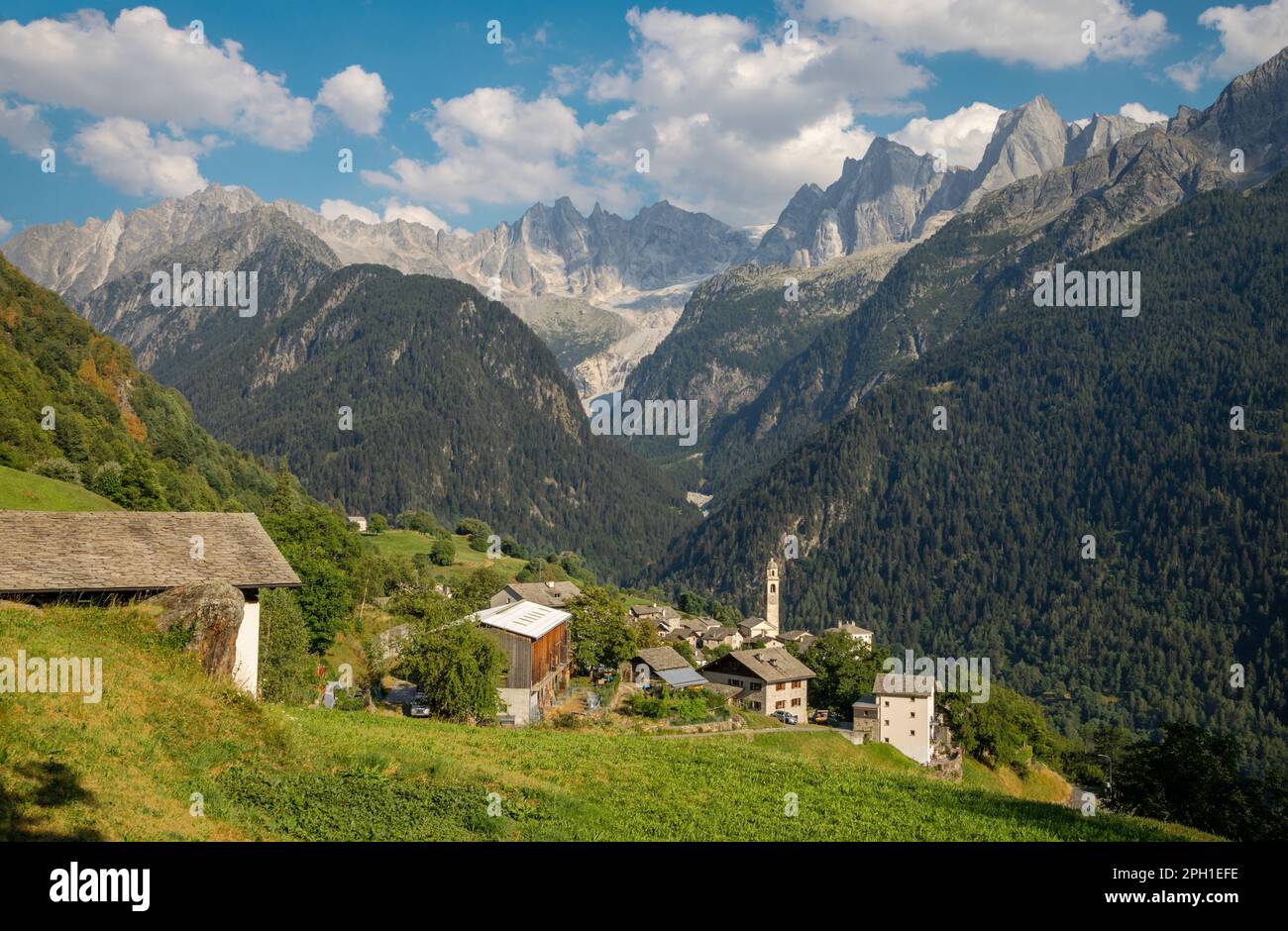 Das Dorf Soglio und die Gipfel Piz Badile, Pizzo Cengalo und Sciora im Bregaglia-Gebirge - Schweiz. Stockfoto