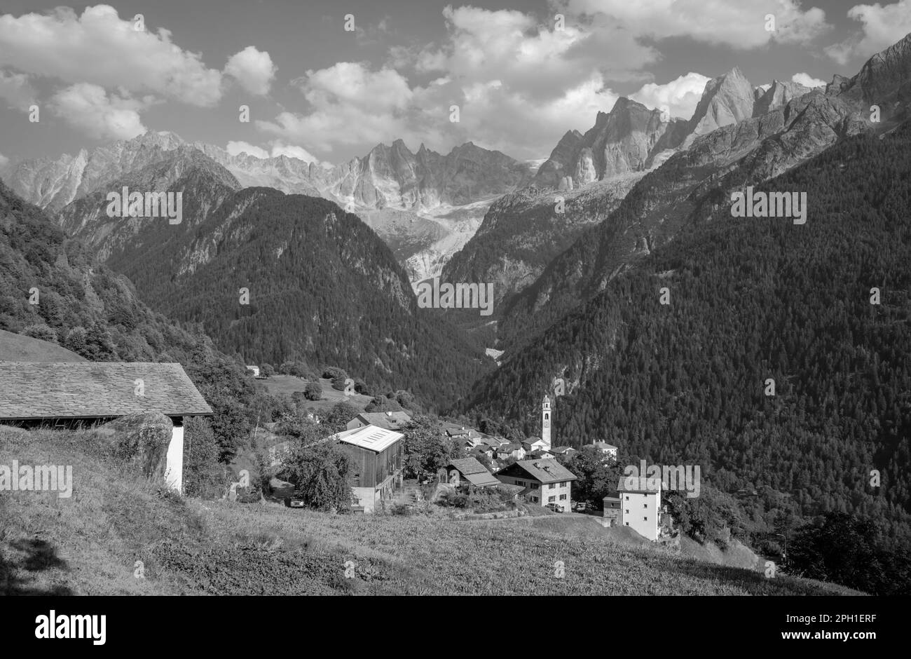 Das Dorf Soglio und die Gipfel Piz Badile, Pizzo Cengalo und Sciora im Bregaglia-Gebirge - Schweiz. Stockfoto