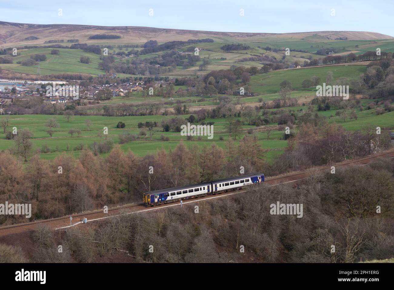 Der Northern Rail-Zug der Klasse 156 DMU in der Landschaft von Derbyshire fährt an der Chapel-en-Le-Frith entlang auf der malerischen Eisenbahnlinie nach Buxton Stockfoto
