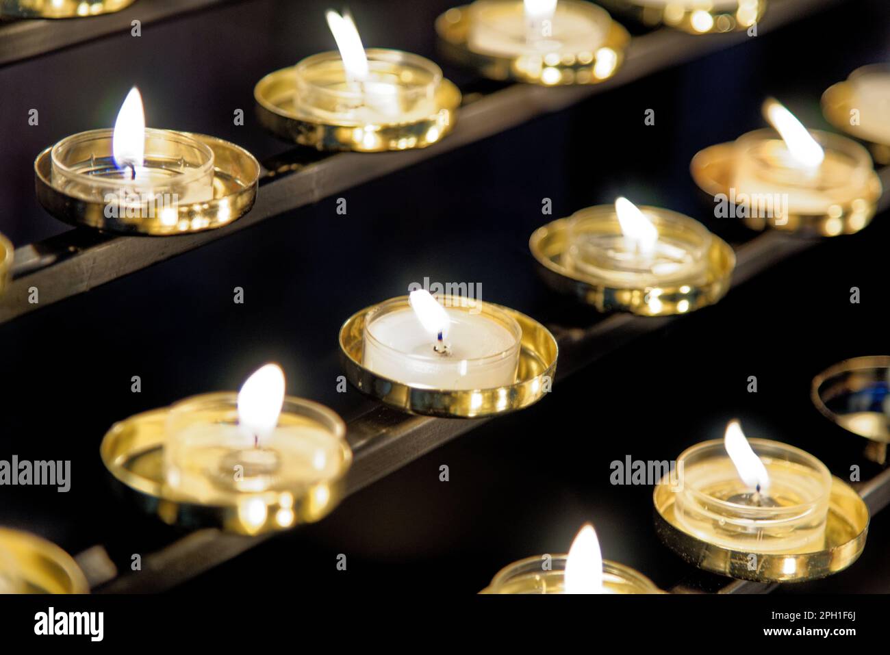 Kerzenständer für Votivkerzen oder Kerzenständer für Gebete mit flackernden Kerzenreihen in der Worcester Cathedral, England, Großbritannien. Foto aufgenommen am 28. von J Stockfoto